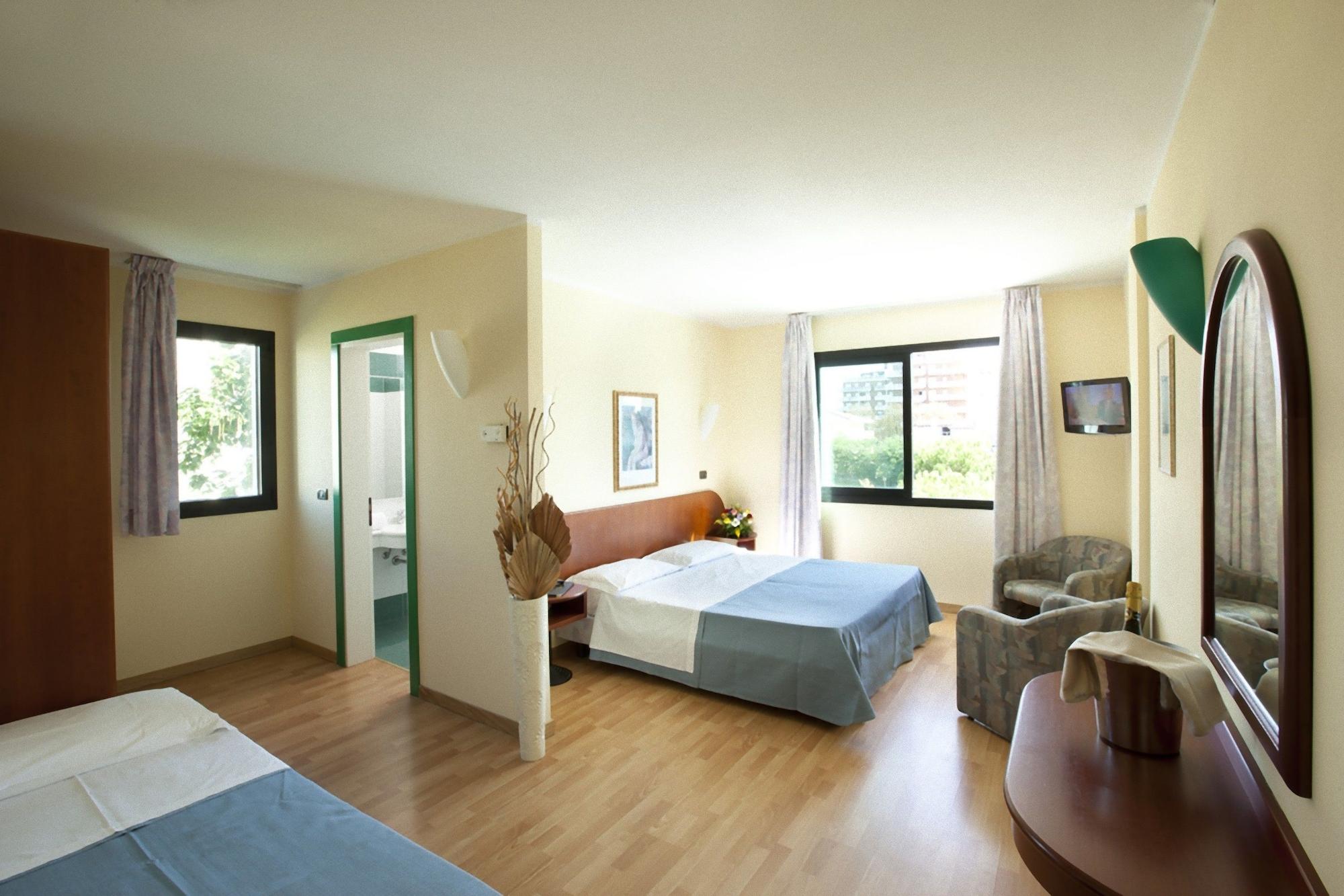 Hotel Falcone Lignano Sabbiadoro Exterior foto