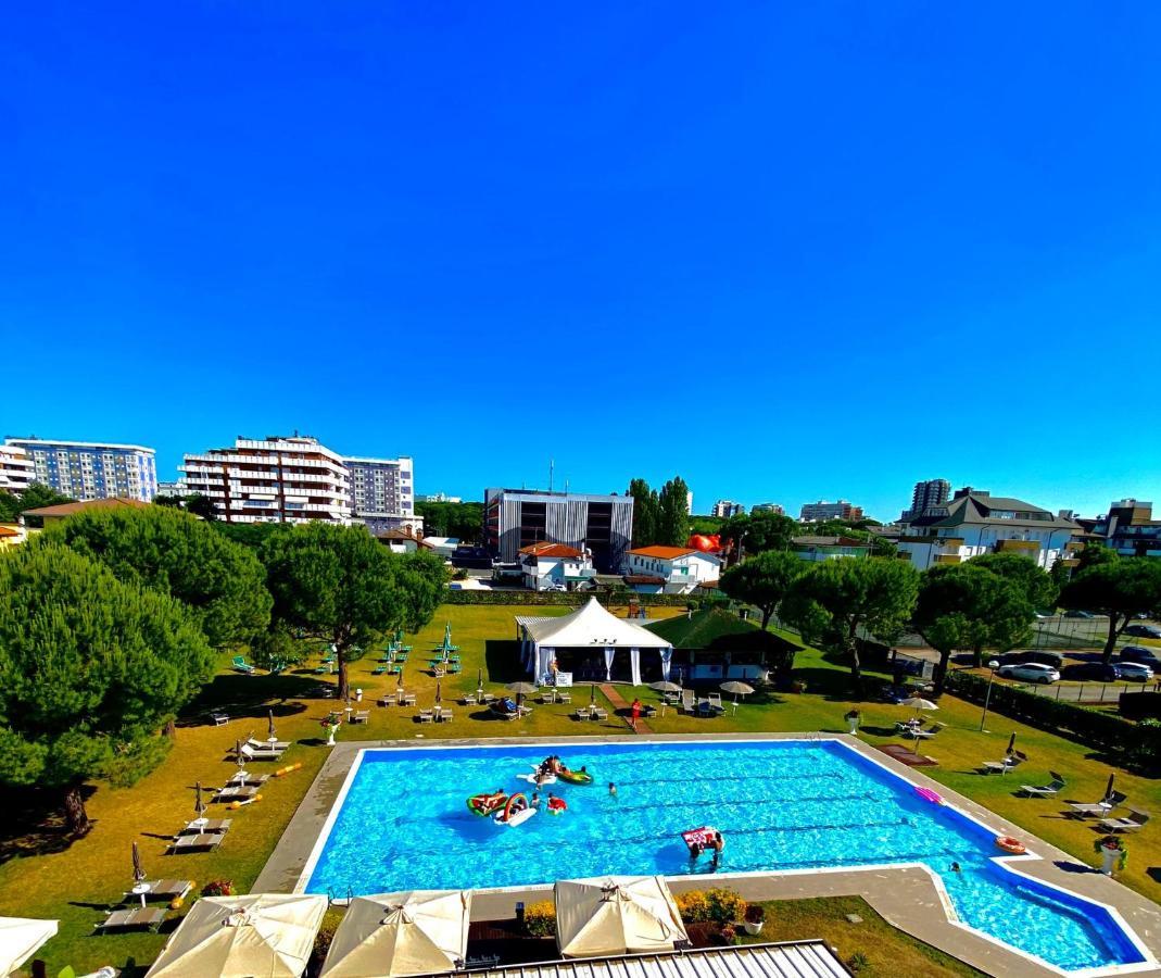 Hotel Falcone Lignano Sabbiadoro Exterior foto