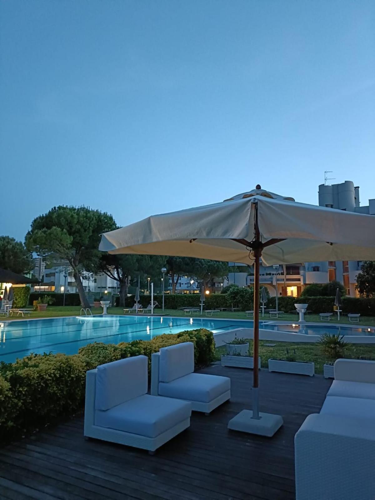 Hotel Falcone Lignano Sabbiadoro Exterior foto